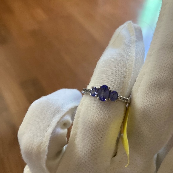 Tanzanite and Diamond Ring - Picture 2 of 3